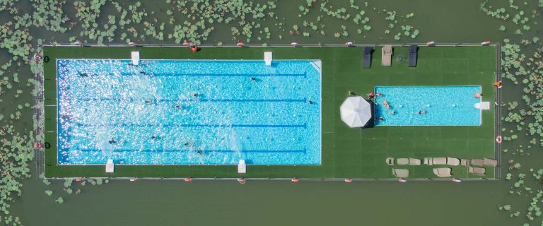 水上漂浮泳池